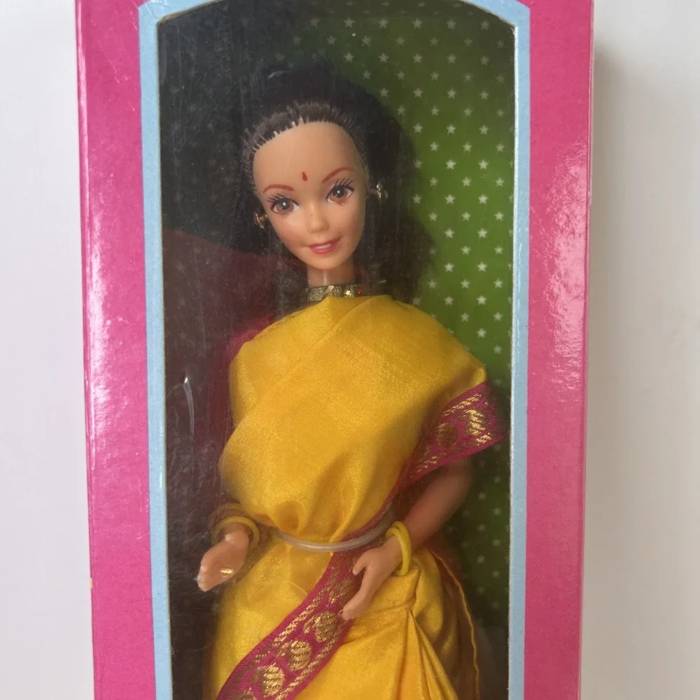 1993 Barbie in India #9910 Brunette Yellow Sari LEO Mattel NIB Vintage